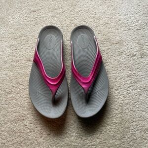 OOFOS women’s recovery sandals- size 9